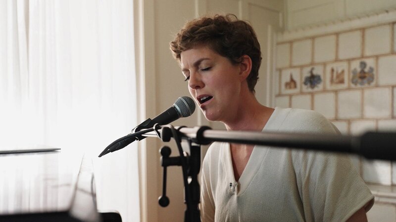 Fiona Daniels bei der Produktion neuer Songs – Bild: SRF