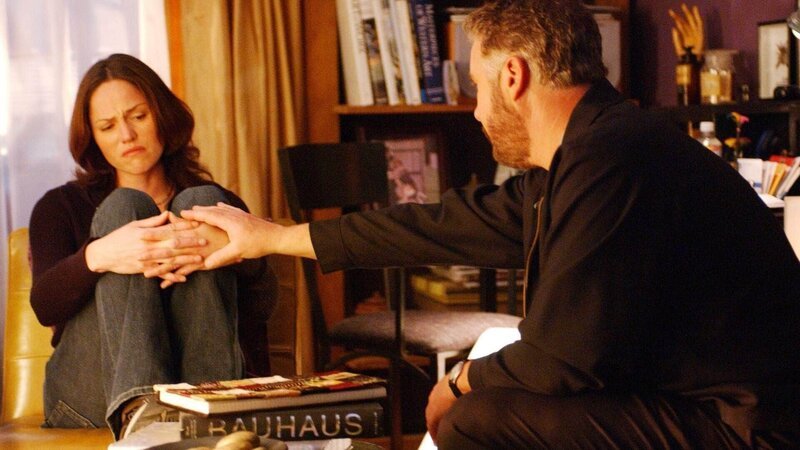 Sara (Jorja Fox) vertraut Grissom (William Petersen) bewegt an, dass Ereignisse in ihrer Kindheit dazu geführt haben, dass sie in Fällen von häuslicher Gewalt so emotional reagiert. – Bild: MG RTL D /​ CBS