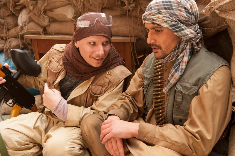 Haschim (Omar El-Saeidi) und Titus (Robert Stadlober) bei der Militärübung: Hashim will alles hinschmeißen und beginnt, zu erzählen. Weiteres Bildmaterial finden Sie unter www.br-foto.de. – Bild: BR/​Novafilm Fernsehproduktion GmbH/​Britta Krehl
