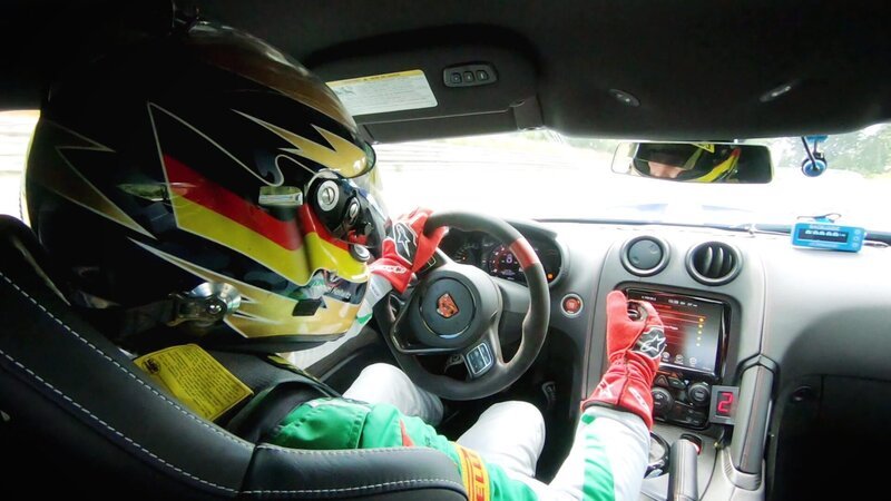 Driver tries out a modified Viper ACR. – Bild: DMAX