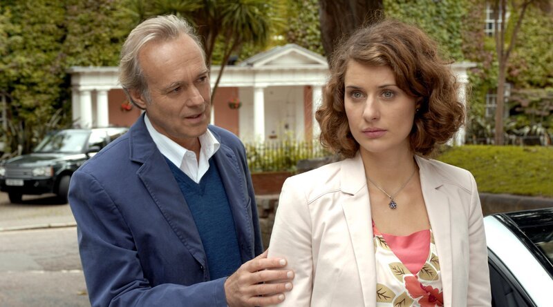 Oliver (Siemen Rühaak) versucht seiner Tochter Amy (Marie Rönnebeck) zu erklären, warum er sich all die Jahre nicht bei ihr gemeldet hat. – Bild: ORF/​ZDF/​Jon Ailes