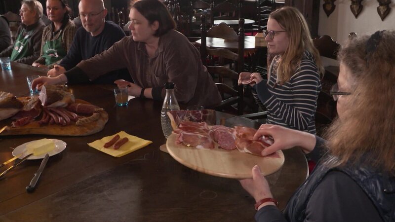 Der westfälische Knochenschinken ist ein traditionsreicher Rohschinken, seinen besonders würzigen Geschmack verdankt er der Tatsache, dass der Knochen während der gesamten Herstellung im Schinken verbleibt. – Bild: Axel Springer Deutschland GmbH Der westfälische Knochenschinken ist ein traditionsreicher Rohschinken, seinen besonders würzigen Geschmack verdankt er der Tatsache, dass der Knochen während der gesamten Herstellung im Schinken verbleibt. – Bild: Axel Springer Deutschland GmbH