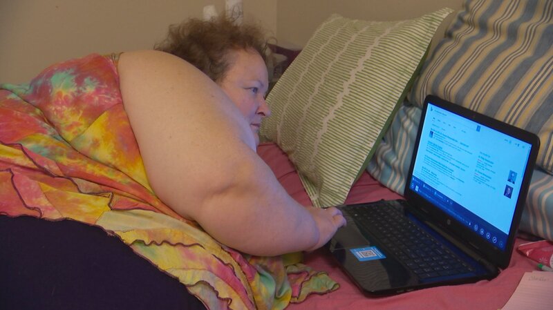 Janine researching Dr Now on her computer – Bild: TLC /​ Discovery Communications