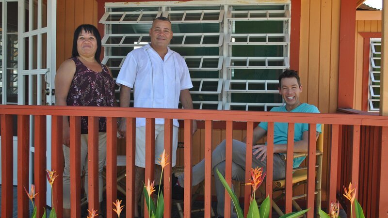 David Bromstad talks with winners outside the hero house – Bild: HGTV/​Scripps Networks, LLC.