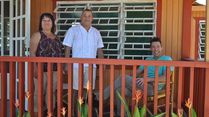 David Bromstad talks with winners outside the hero house – Bild: HGTV/​Scripps Networks, LLC.