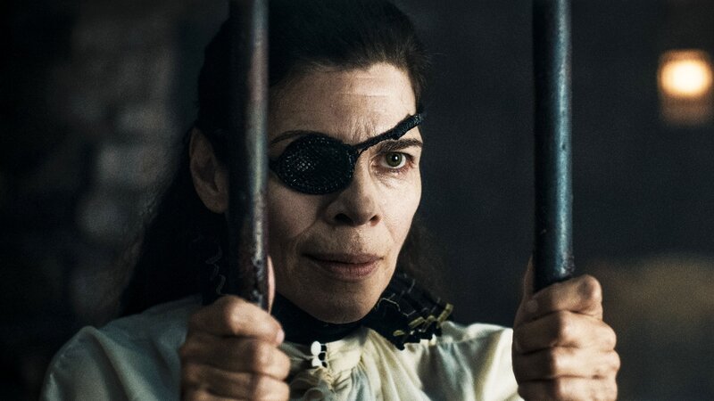 Ingi gelingt es im Turm der Einsamkeit der unbedarften Flora den Schlüssel zu ihrer Zelle zu entwenden. – Bild: BR/​TV 2 Denmark/​Cosmo Film