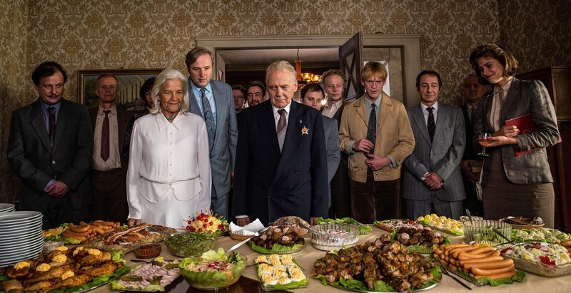 Arbeiter (Christian Kuchenbuch), Bunke (Axel Wandke), Charlotte Powileit (Hildegard Schmahl), Harry Zenk (Stephan Grossmann), ABV (Ronald Kukulies), Mählich (Alexander Hörbe), Wilhelm Powileit (Bruno Ganz), Schlinger(Stefan Haschke), Dr.Süss (Thomas Bading), 2.Arbeiter (Pit Bukowski), Stellvertreter (Thorsten Merten), Nolle (Sophie Pfennigstorf) – Bild: rbb/Constantin Film/Moovie/ZDF Arbeiter (Christian Kuchenbuch), Bunke (Axel Wandke), Charlotte Powileit (Hildegard Schmahl), Harry Zenk (Stephan Grossmann), ABV (Ronald Kukulies), Mählich (Alexander Hörbe), Wilhelm Powileit (Bruno Ganz), Schlinger(Stefan Haschke), Dr.Süss (Thomas Bading), 2.Arbeiter (Pit Bukowski), Stellvertreter (Thorsten Merten), Nolle (Sophie Pfennigstorf) – Bild: rbb/Constantin Film/Moovie/ZDF