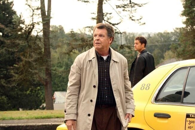 Peter (Joshua Jackson, R) und Walter (John Noble, L) travel to Seattle for a case in the FRINGE episode „Dream Logic“. – Bild: Warner TV Serie