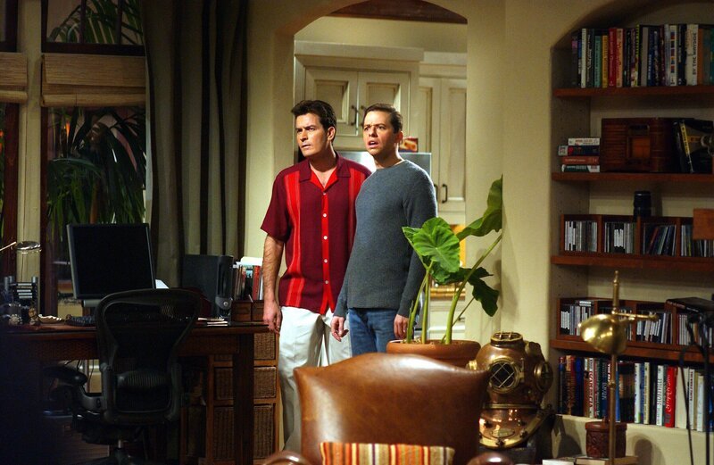 L-R: Charlie Harper (Charlie Sheen) und Alan Harper (Jon Cryer) – Bild: Warner Brothers Entertainment Inc.