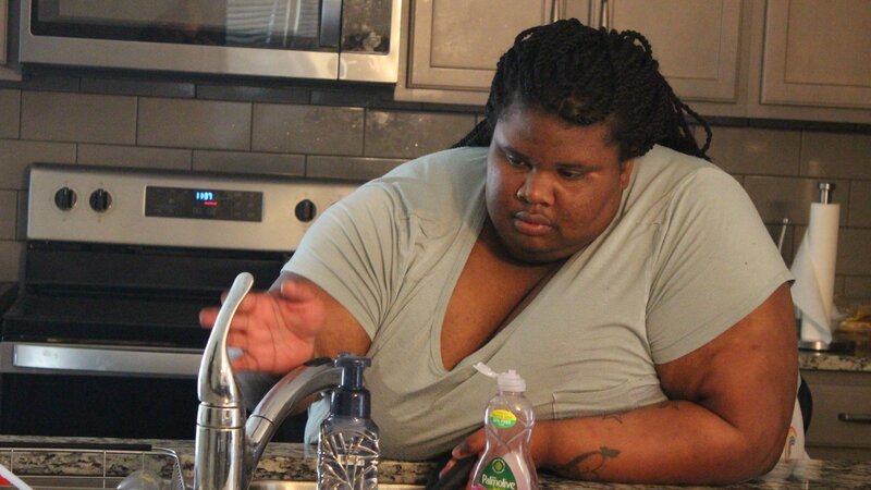 shakyia at sink, front – Bild: Warner Bros. Discovery, Inc. or its subsidiaries and affiliates. All rights reserved.