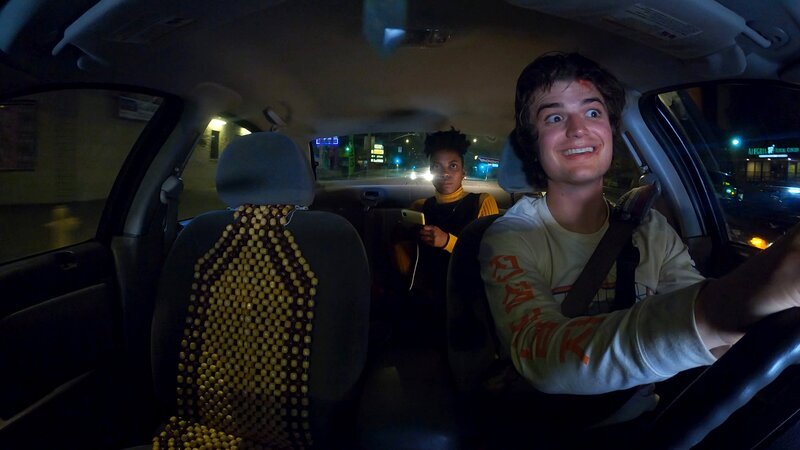 Der erfolglose Content Creator Kurt (Joe Keery, r.) entführt die Star-Comedienne Jessie (Sasheer Zamata, l.), die sich allerdings zu wehren weiß. – Bild: ZDF/​Kathryn Miller, Rylan Perry