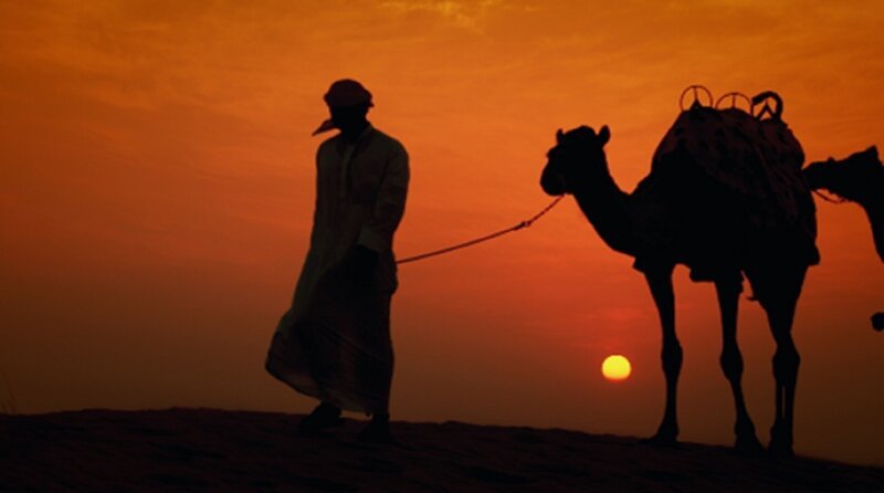 Wo bis heute Nomaden durch die Wüste ziehen, herrscht einst das Umayyaden-Kalifat über ein riesiges Reich. – Bild: ZDF und Simon Todorov