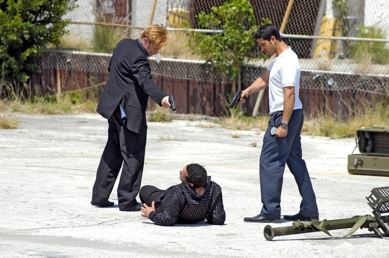Horatio (David Caruso, li.) und Eric (Adam Rodriguez) beschließen, sich auf die Suche nach Antonio Riaz zu machen und fliegen nach Brasilien. – Bild: CBS BROADCASTING INC.