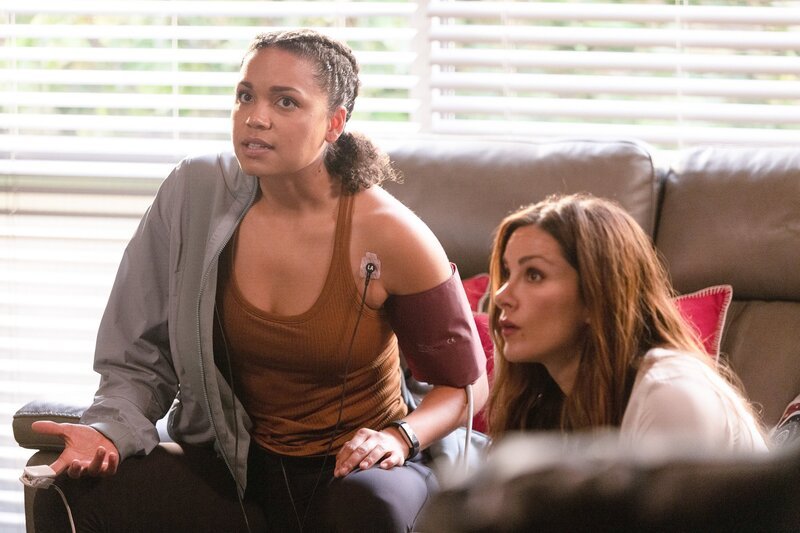 Barrett Doss (Victoria Hughes, li.). – Bild: ORF/​Disney/​ABC/​Liliane Lathan