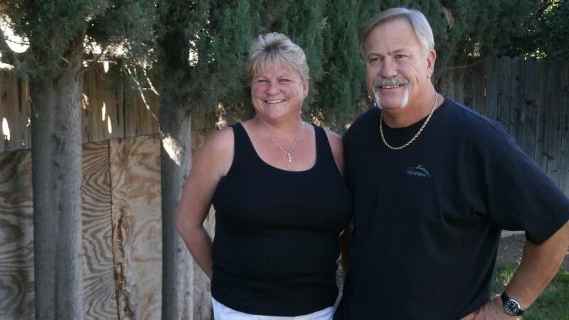 Rick and Lorie Knudson pose in the their old backyard, as seen on My Lottery Dream Home. (portrait) – Bild: 2015, HGTV/​ Scripps Networks, LLC. All Rights Reserved.