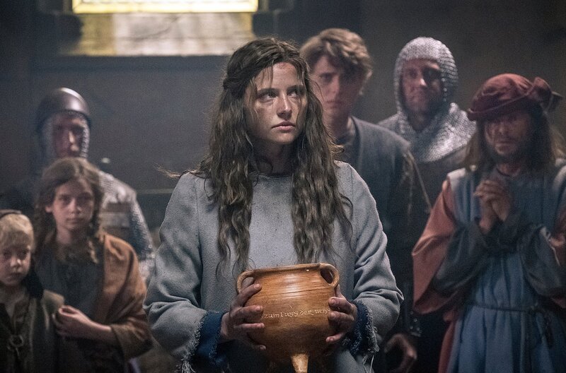 Der Topf, der süßen Brei kocht, könnte viele hungrige Münder füllen. Im Vordergrund Jolanthe (Svenja Jung), im Hintergrund ihre Geschwister Simon (Benjamin Ahrens) und Hedwig (Mariella Aumann) sowie Veit von Hammerlitz (Merlin Rose), Hauptmann Lenhart (Marko Dyrlich) und Lars Rudolph als Balduin. – Bild: ZDF/​Anke Neugebauer/​Kinderfilm GmbH