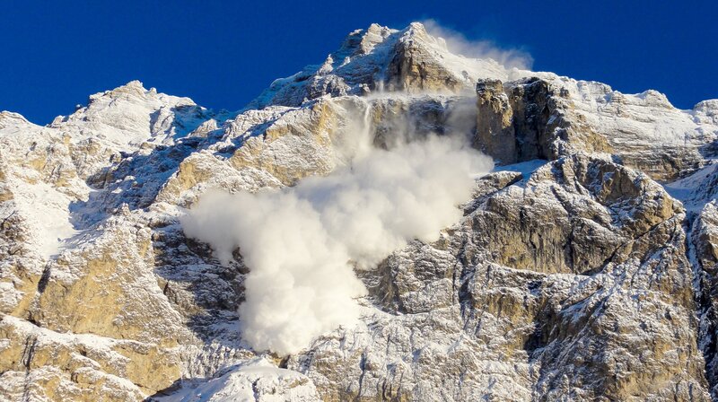 Lawinen sind eine tödliche Gefahr für die alpine Tierwelt. – Bild: NDR/​Terra Mater Factual Studios/​Wild Nature Film/​Günther Göberl