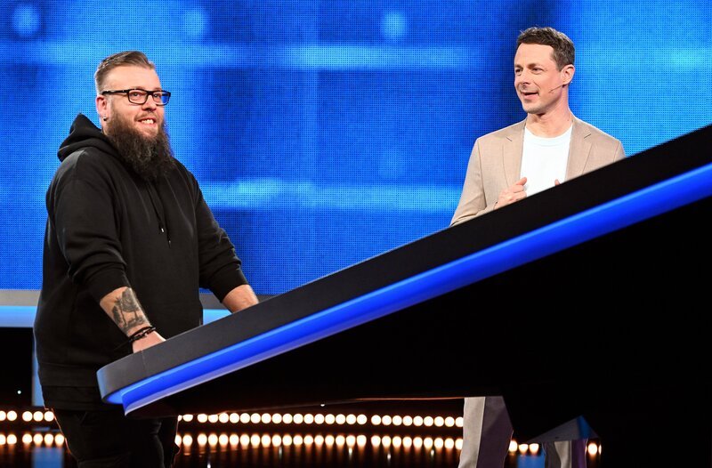 Moderator Alexander Bommes (r.) mit dem Kandidaten Alexander Sorgalla (l.). – Bild: ARD/Uwe Ernst Moderator Alexander Bommes (r.) mit dem Kandidaten Alexander Sorgalla (l.). – Bild: ARD/Uwe Ernst