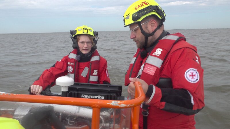 Smilla lässt sich zur Seenotretterin ausbilden. Neben Schule, Nebenjob im Teeladen und Volleyballtraining. Weil es ihr wichtig ist, sich für andere einzusetzen. – Bild: ZDF und Johannes Meier