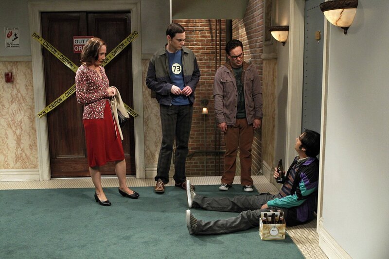 Sheldons Mutter Mary (Laurie Metcalf, l.) kommt zu Besuch und bringt das Leben der Freunde völlig durcheinander: Sheldon (Jim Parsons, 2.v.l.), Raj (Kunal Nayyar, r.) und Leonard (Johnny Galecki, 2.v.r.) … – Bild: PLURIMEDIA (CBS / Sonja Flemming) Sheldons Mutter Mary (Laurie Metcalf, l.) kommt zu Besuch und bringt das Leben der Freunde völlig durcheinander: Sheldon (Jim Parsons, 2.v.l.), Raj (Kunal Nayyar, r.) und Leonard (Johnny Galecki, 2.v.r.) … – Bild: PLURIMEDIA (CBS / Sonja Flemming)