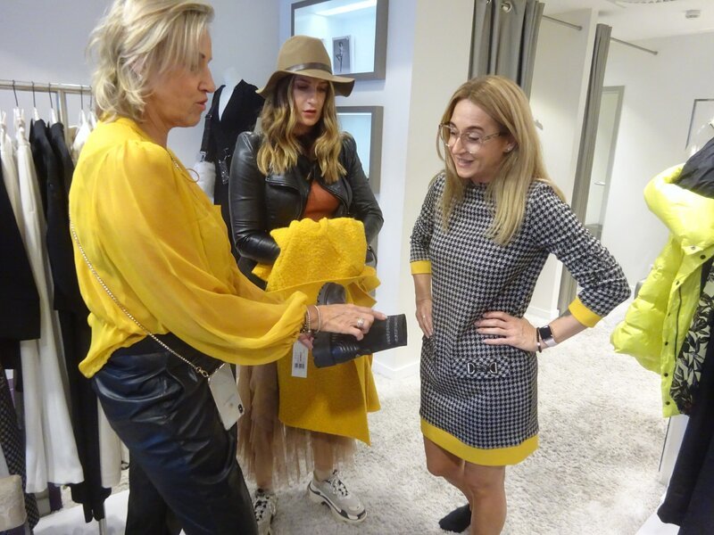 V.l.: Verkäuferin, Shoppingbegleitung Charlotte und Kandidatin Tina – Bild: TVNOW /​ Constantin Ent.