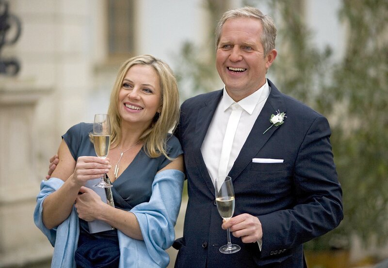 Thomas (Harald Krassnitzer) und Claudia (Susanne Michel) freuen sich mit dem Hochzeitspaar. – Bild: BR/​ARD/​ORF/​Georg Bodenstein