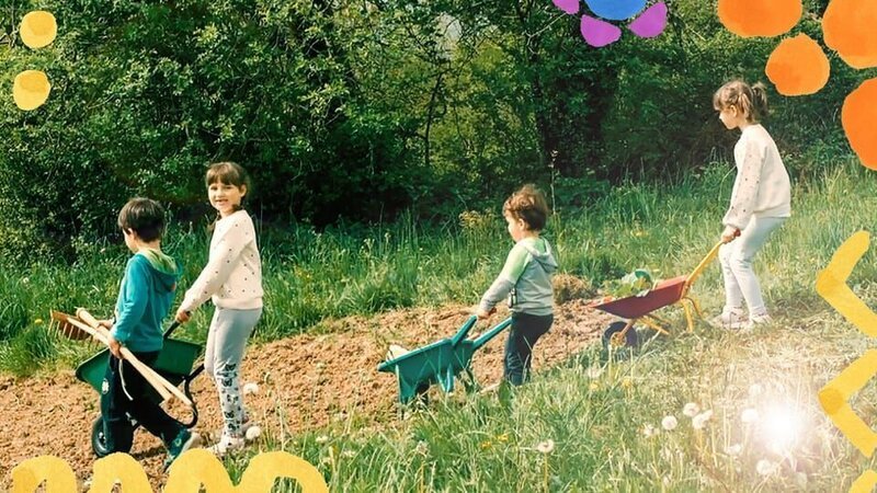 Heute wird gepflanzt! Vito (5 Jahre), Julija (7 Jahre), Niko (3 Jahre) und Janja (6 Jahre) machen sich zusammen auf den Weg zum Gemüsebeet. – Bild: ZDF/​RTV SLO