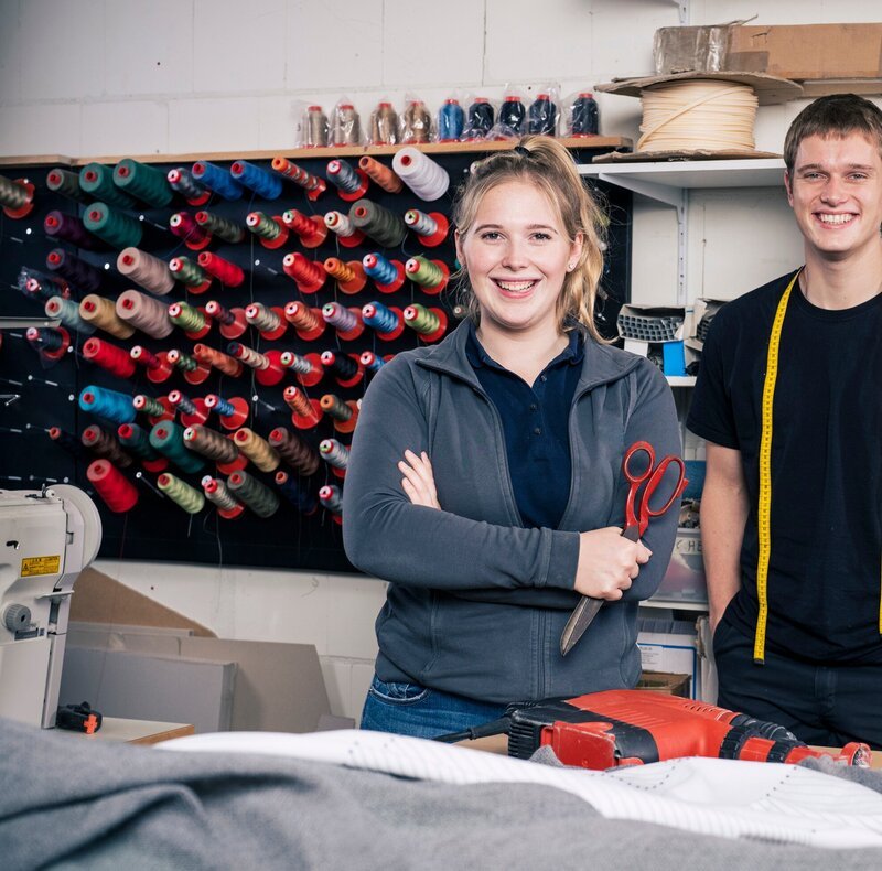 Sie sind Azubis und sie lieben ihren Job. – v.l.n.r. Josi, Raumausstatterin-Azubi im 3. Lehrjahr, und Till, Raumausstatter-Geselle. – Bild: WDR/​Ben Knabe