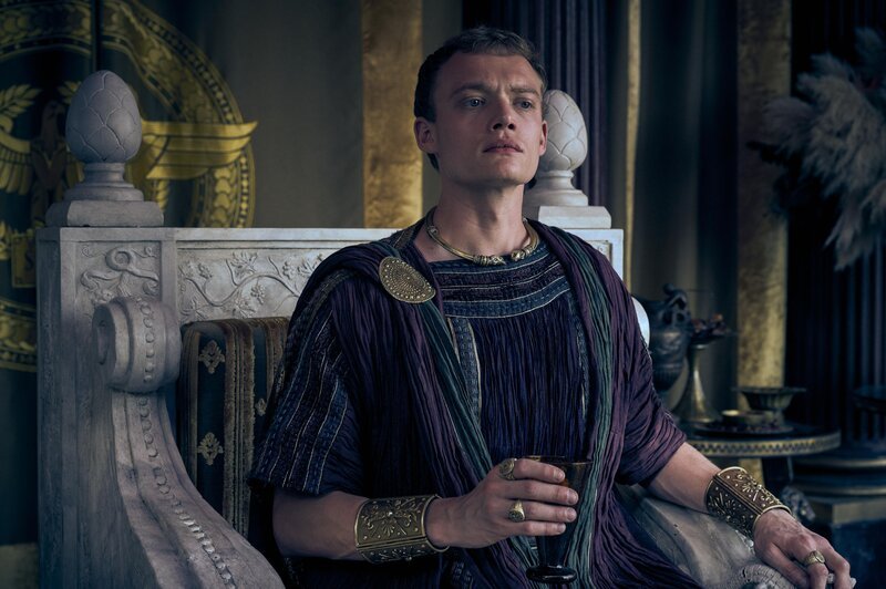 Domitian (Jojo Macari). – Bild: Peacock TV LLC /​ Reiner Bajo
