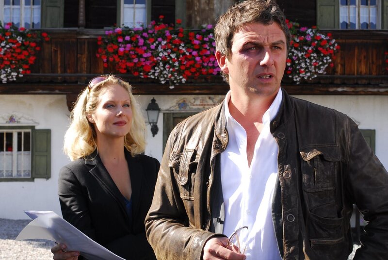 Die Rechtanwältin Andrea Junginger (Tessa Mittelstaedt, l.) will Martin (Hans Sigl) wegen fahrlässiger Tötung verklagen. – Bild: ZDF und Hans Seidenabel