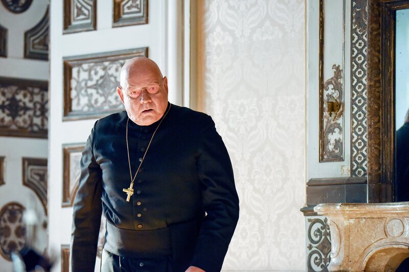 Stolpe teilt dem Weihbischof (Wolfgang Böck) mit, dass die Rechte an Schwester Hildegards Liebesroman verkauft wurden. Der Weihbischof ist sauer. – Bild: ORF/​Beta Film/​ARD/​Barbara Bauriedl