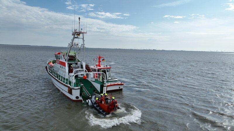 Ohne Ehrenamtliche würde es nicht funktionieren:  Seenotrettung ist in Deutschland zumeist „Ehrensache“. – Bild: Johannes Meier /​ ZDF