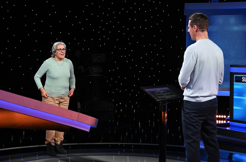 Moderator Alexander Bommes mit der Kandidatin Suzan Gülfirat. – Bild: ARD/​Uwe Ernst