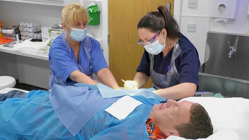 Patient während der Behandlung – Bild: ITV Studios Global Distribution Limited.