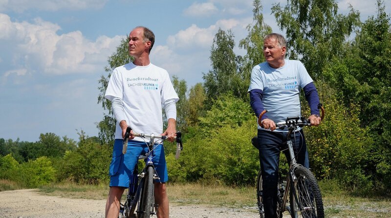 Zwei Ärzte in freier Wildbahn – es passiert, was passieren musste. Achim Kreutzer (Holger Daemgen, li.) und Roland Heilmann (Thomas Rühmann, re.) verirren sich auf der Benefiz-Radtour. – Bild: MDR/​Saxonia Media/​Sebastian Kiss