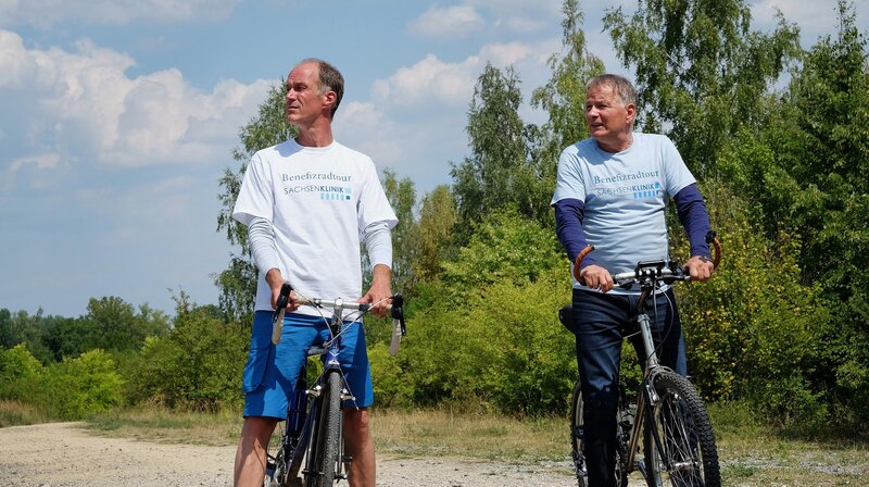 Zwei Ärzte in freier Wildbahn – es passiert, was passieren musste. Achim Kreutzer (Holger Daemgen, li.) und Roland Heilmann (Thomas Rühmann, re.) verirren sich auf der Benefiz-Radtour. – Bild: MDR/​Saxonia Media/​Sebastian Kiss