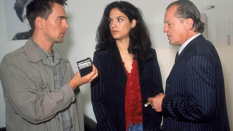 Im Zuge seiner Ermittlungen gegen Sonja Ulrich (Katja Giammona) nimmt Bonhoff (Wolfgang Krewe, li.) die Begleit-Agentur und deren Chef Kolf (Paul Faßnacht) unter die Lupe. – Bild: MG RTL D /​ Rolf Baumgartner
