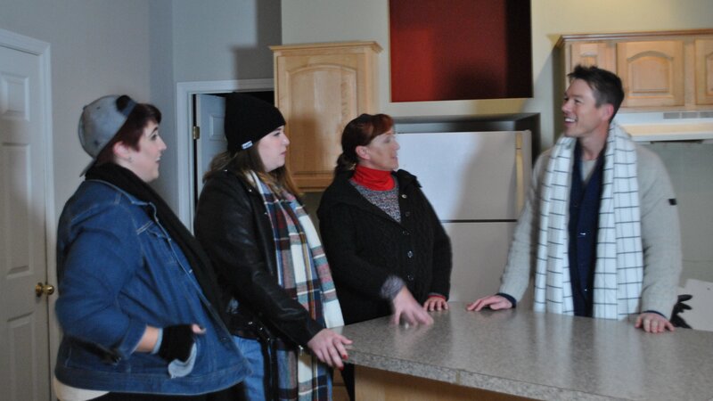 David Bromstad talks to winners in the kitchen of the hero house – Bild: HGTV/​Scripps Networks, LLC