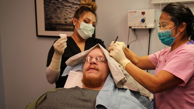 Dr. Lee (r.) – Bild: TLC