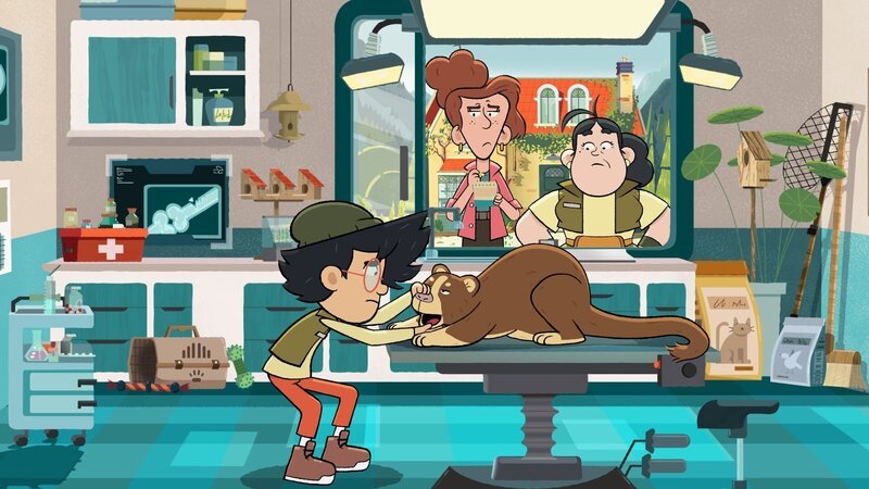 Um die Aufnahmeprüfung für die Tierpflegerschule zu bestehen, muss Max (l.) unter anderem das Baumkänguru Zooky medizinisch untersuchen. Ruth (M.) und Sonja (r.) sind gespannt. – Bild: ZDF und Watch Next Media