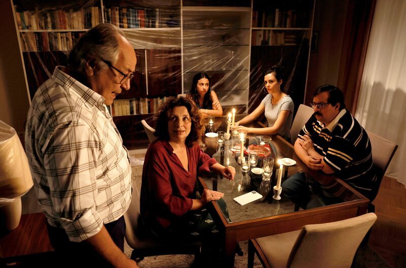 Die Familie hungert im Kerzenschein und ist sauer auf Klaus, der offensichtlich Würstchen gegessen hat. V.l.n.r. Klaus Schmitz (Hartmut Volle), Francesca Schmitz (Teresa Hader), Emiliana (Valentina Leone), Daniela Schmitz (Anica Happich), Jens (Nikolai Will). – Bild: ARD/​Tom Trambow