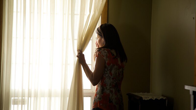 Eddie’s mom Celia looking out the window covering her mouth – Bild: Investigation Discovery /​ Discovery Communications