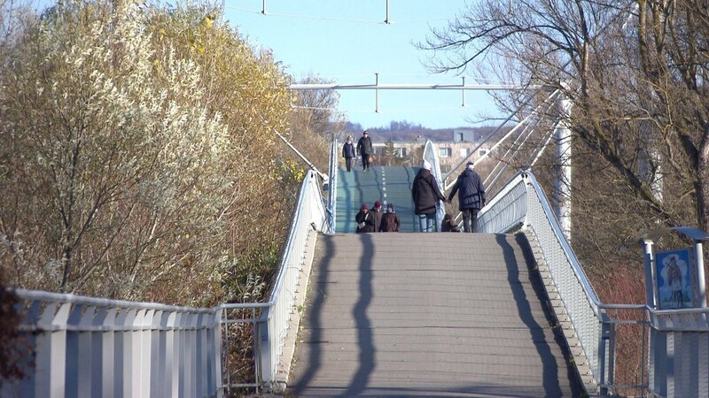 Fahrrad- und Fußgängerbrücke von Marchegg in die benachbarte Slowakei. – Bild: ORF/​ORF-NÖ