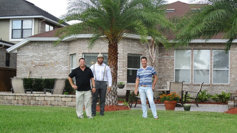 David Bromstad and the winners stand in the backyard of one of the dream homes, as seen on My Lottery Dream Home. – Bild: HGTV/​Scripps Networks, LLC