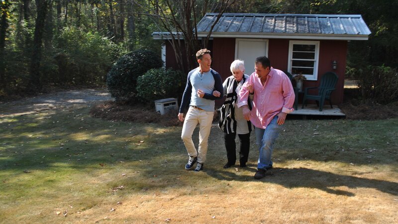 David Bromstad and winners during shooting in outside area of one of the houses – Bild: HGTV/​Scripps Networks, LLC