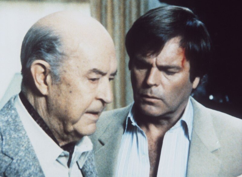 Edwards (Ray Milland, l.) und Jonathan (Robert Wagner, r.) planen, Jennifer aus der Gewalt des Entführers zu befreien. – Bild: ProSieben Media AG