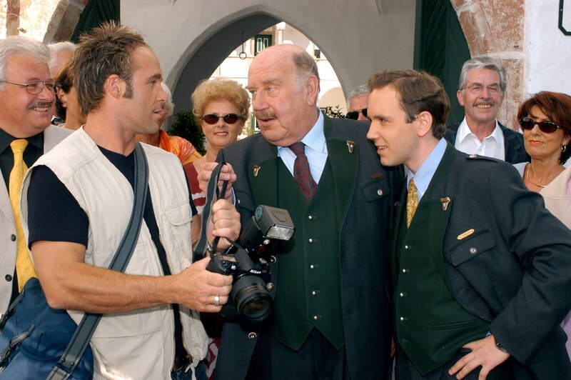 „Schlosshotel Orth“, „Glückssache.“ Angelika Hauser hat bei einem Preisausschreiben einen Aufenthalt im Schlosshotel gewonnen. Und es scheint, als ob auch ein Märchenprinz im Arrangement inbegriffen wäre. Lilo verlässt Gmunden und lässt einen unglücklichen Hannes zurück. Ben treibt ein geeignetes Lokal für Max’ Internetcafé auf. Felix muss feststellen, dass Ruth ihn mit Alexander betrogen hat. Als Alexander Felix gegenüber behauptet, der Vater des Kindes zu sein, rastet Felix aus. Im Bild (v.li.): Guido Bösherz, Hans Kraemmer, Andreas Ban. – Bild: ORF 2