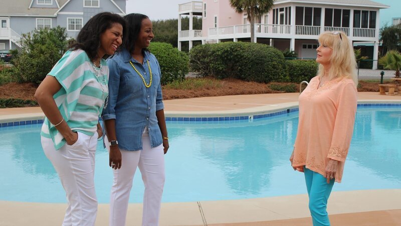 Contributors Keisha Echols (C) and Echo Robinson (L) share a laugh with real estate agent Frankie Gregory (R) at the pool at Resort Shores as seen on HGTV’s Beachfront Bargain Hunt. – Bild: Scripps Networks, LLC
