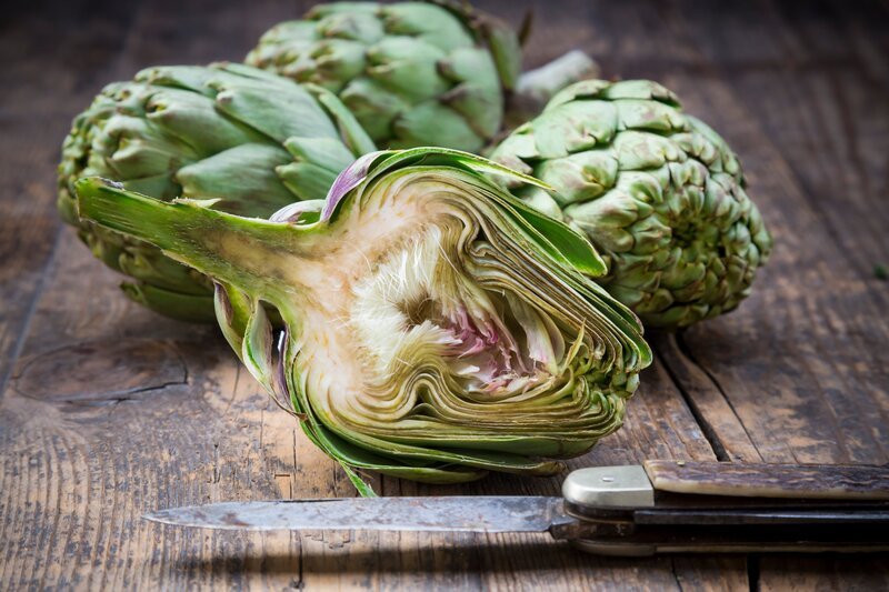 Eine aufgeschnittene Artischoke – Bild: ServusTV /​ Terra Mater Studios /​ Westend61 /​ Larissa Veronesi