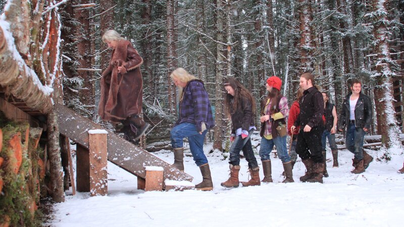 Brown family about to enter their home. – Bild: Discovery Channel